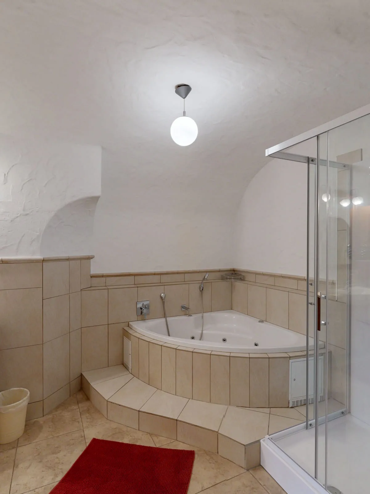 Badezimmer mit Dusche und runder Badewanne