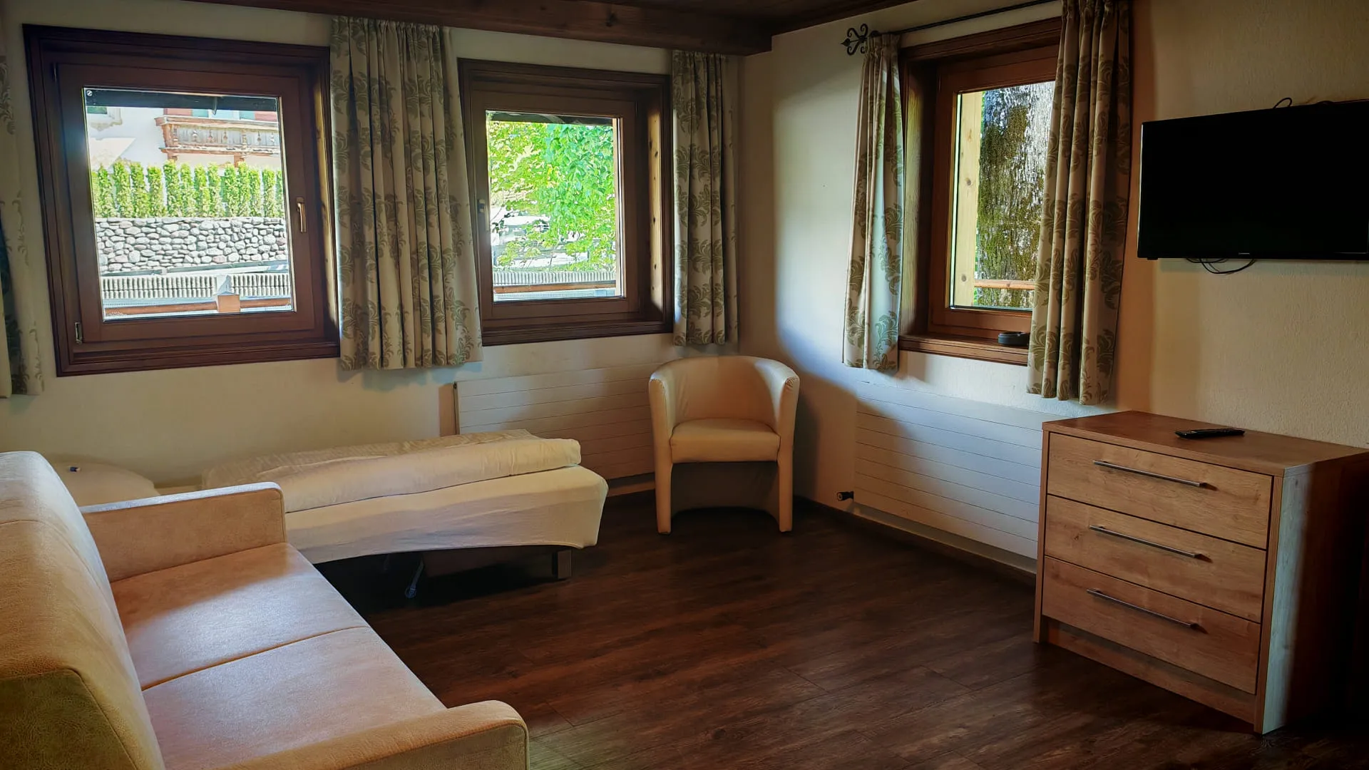 Gemütlicher Wohnraum mit Fenstern und Holzdetails
