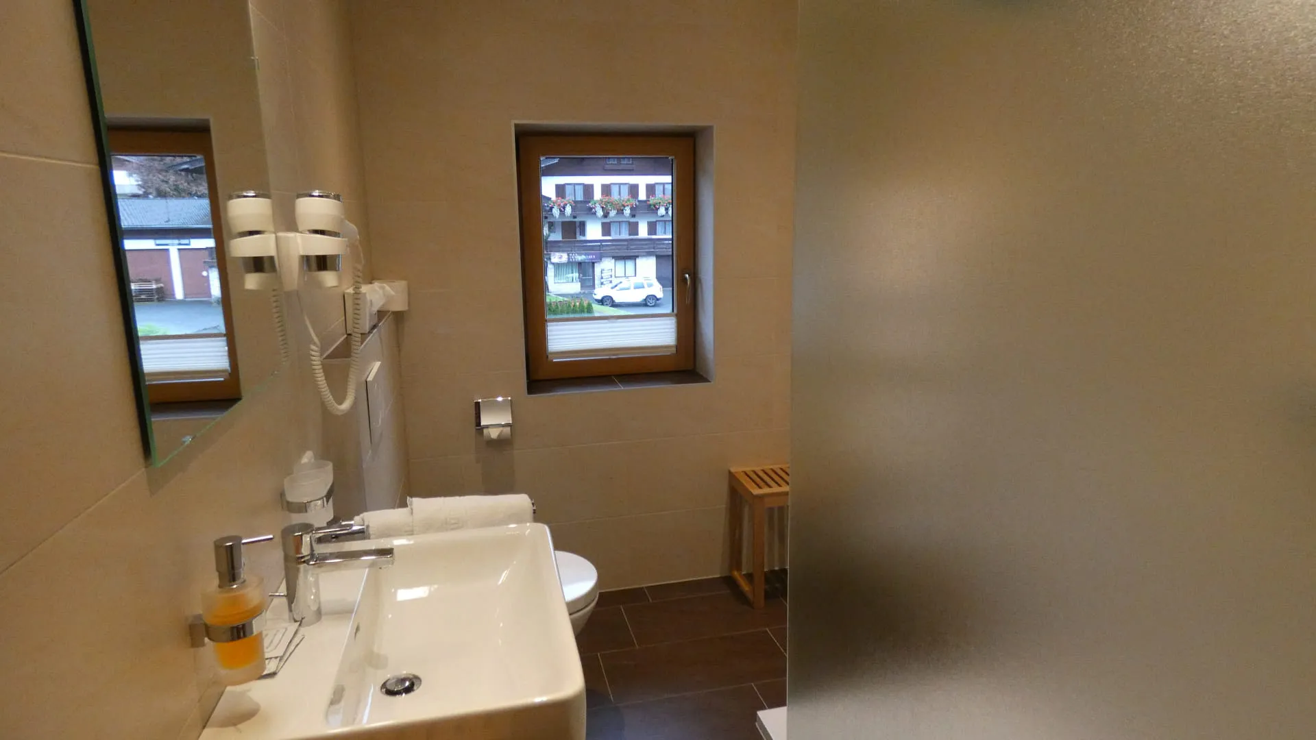 Modernes Badezimmer mit Fenster und Pflegeprodukten