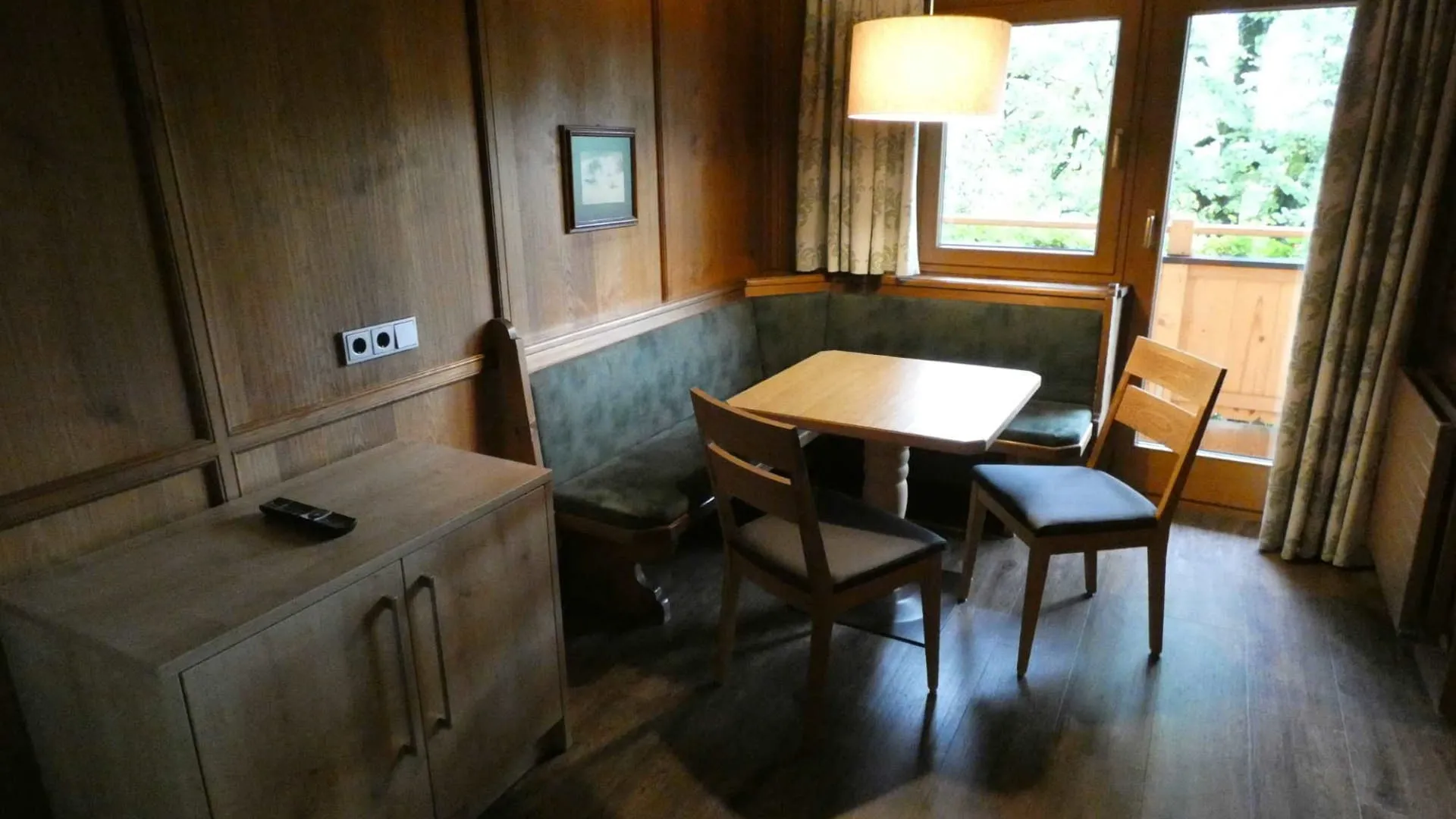 Gemütlicher Wohnraum in Juniorsuite mit Tisch und Stühlen, Fensterblick