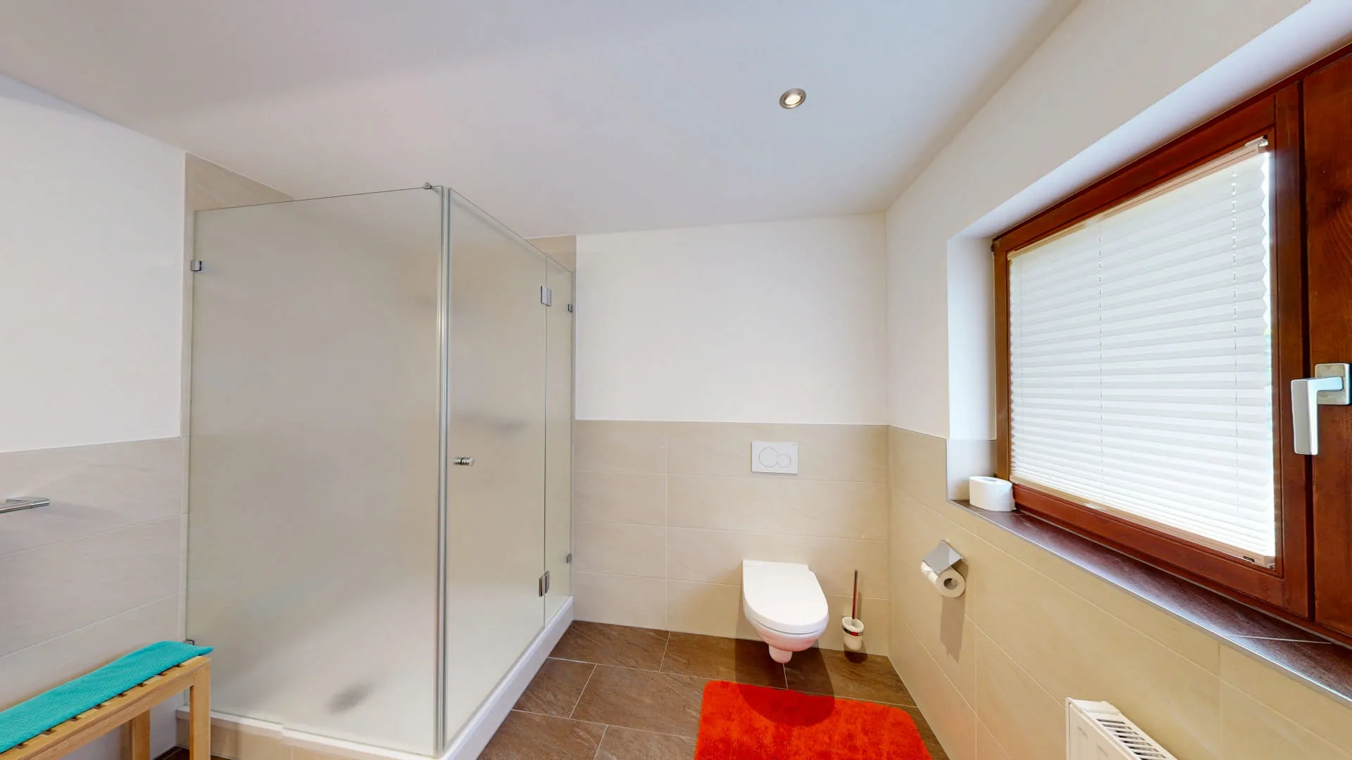 modernes Badezimmer mit Dusche, Toilette und Fenster