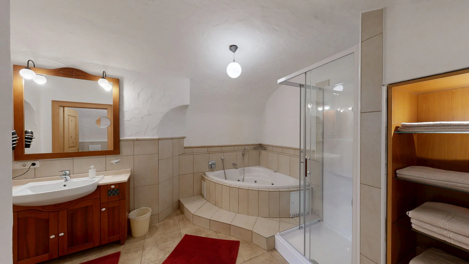 Badezimmer mit Wanne, Dusche und Holzregal