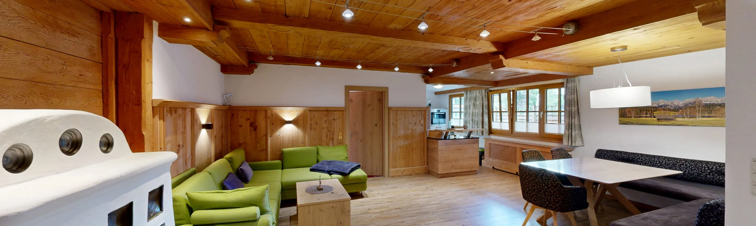 Moderner Wohnraum mit grünen Sofas und Holzwänden